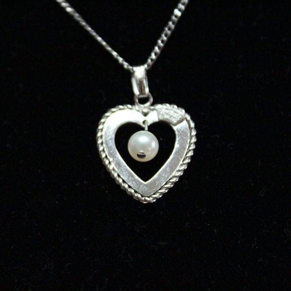 Van Dell Sterling Heart & Faux Pearl Pendant Necklace - Cross Posted - Picture 4 of 13